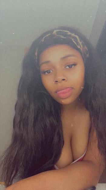 Champagne , 23  female escort, Montgomery